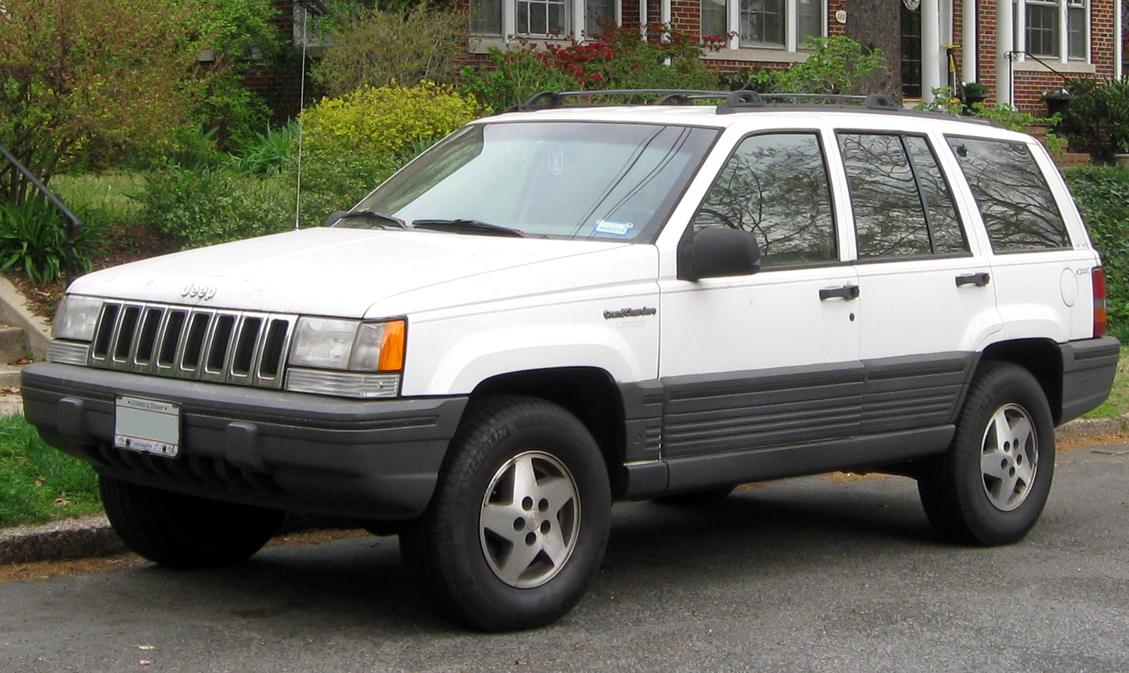An early Jeep Grand Cherokee ZJ
